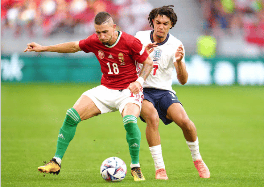 Wayne Rooney believes in struggling England duo