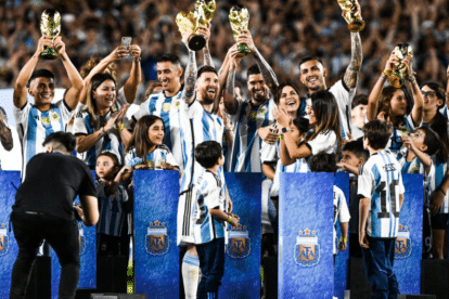 Lionel Messi Hits Yet Another High on Argentina&rsquo;s Return Home