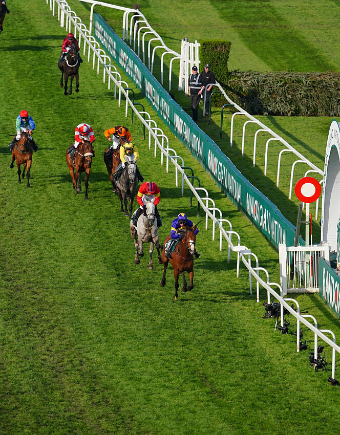 Grand National 2023 closing stages