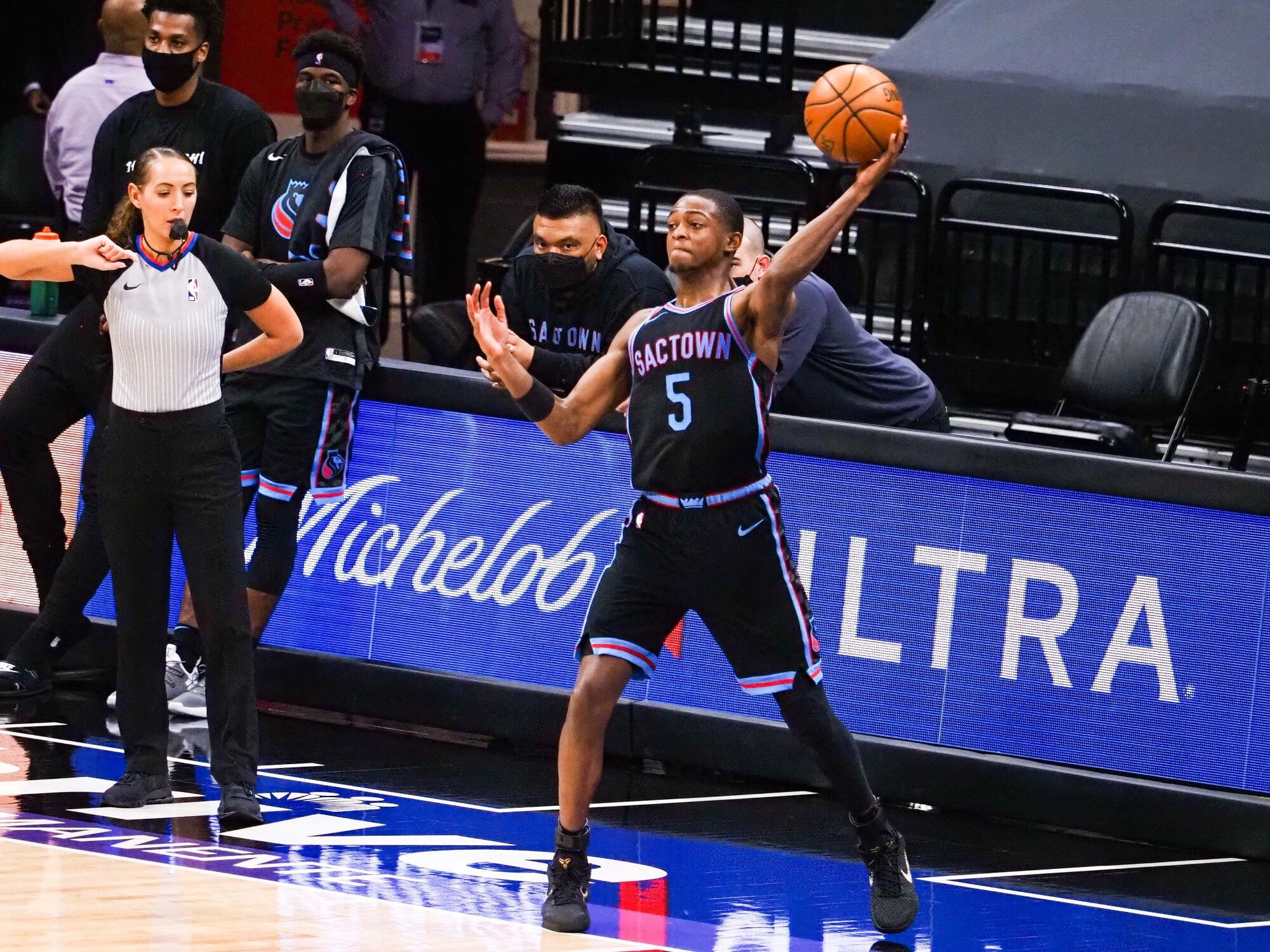 Is De'Aaron Fox Playing Tonight in Game 5 vs Warriors? 1 is-fox-playing-tonight