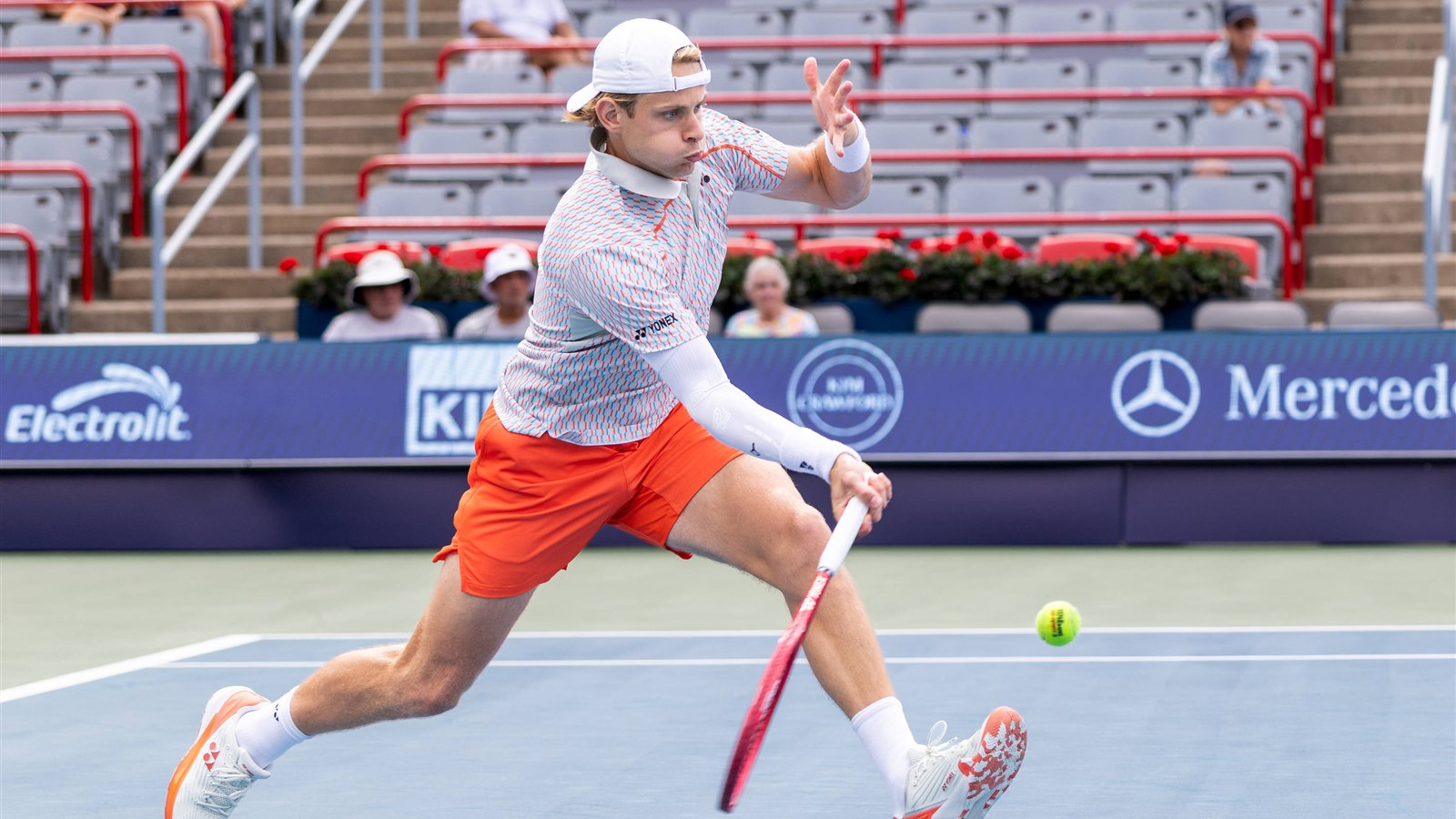Tennis365 wants Shanghai to change its balls. Zizou Bergs, who beat Alcaraz with them, has the better case